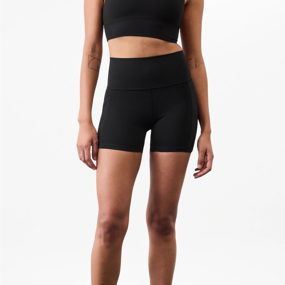 Athleta Salutation Stash 5 inch shorts